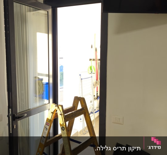 סולם ליד דלת עם תריס פתוח